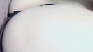 年轻的亚洲女孩在车里享受口交