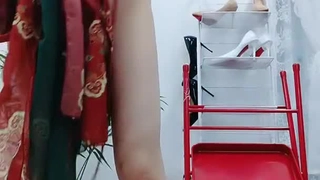 穿着网袜的小学生炫耀她可爱的屁股