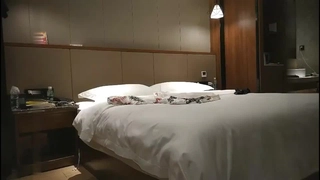 与继兄和他的性感少女妹妹进行肛交和按摩