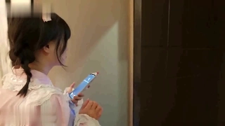 小胸少女在POV肛交中被大屌塞满屁股
