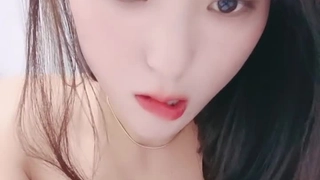 Sasah Ketanos紧致的屁股在摩托车上弹跳,然后被精液填满