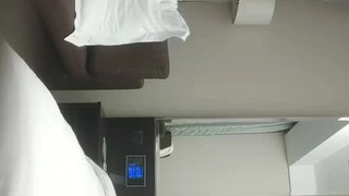 ✅通话中被操✅终于勾搭上了老婆的闺蜜，她最喜欢打着电话被人从后面操！平时看她一本正经的样子没想到床上这么风骚淫荡第01集