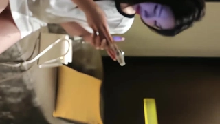 这个家伙在舔宝贝的脚时变得非常兴奋