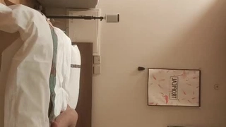 小胸少女在教堂里被健美运动员操了