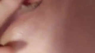 拉丁女仆laserina劈开双腿迎接鸡巴