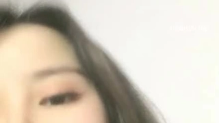 青少年情侣在卧室里被摄像机捕捉到做爱