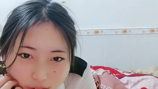青少年情侣在宿舍房间里享受激情性爱