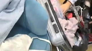 她把大洞塞进了大洞里。